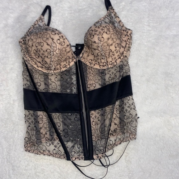 Limited Edition Black Lace Zip-Up Corset - Picture 6 of 10